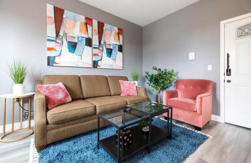 University Heights Apartment | Restaurants-fast-wifi-ac-park-professionals