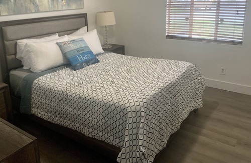 East Ocean Ave House | Restful in Lantana ~ Minutes from the Beach