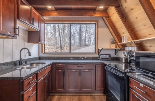 Innsbrook Ski Chalet | Restful Pet-Friendly Chalet with Dock & Hot Tub