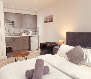 Sheffield Apartment | Restoa Stay Modern Studio WiFi Parking Ensuite