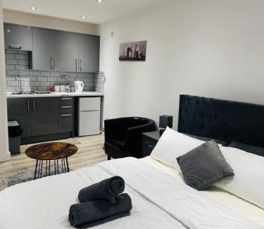 Sheffield Apartment | Restoa Stay Modern Studio WiFi Parking Ensuite
