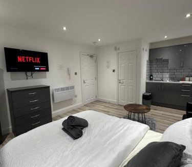Sheffield Apartment | Restoa Stay Modern Studio WiFi Parking Ensuite