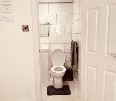Sheffield Apartment | Restoa Stay Modern Studio WiFi Parking Ensuite