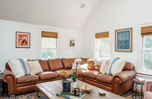 Ulster Park House | Restored 1890's Farmhouse near Kingston