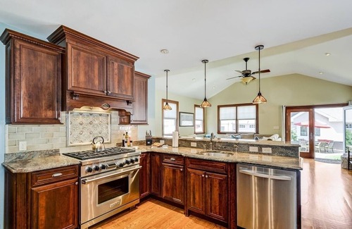 Bradley Beach House | Restored Craftsman (Add'l Carriage House -1309761) Badges, Towels, Linens