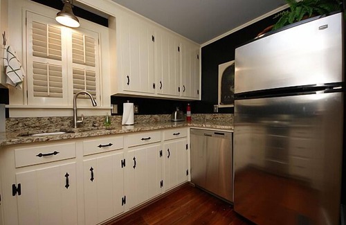 Summerville Historic District Cottage | Restored servants' quarters for 1812 house in heart of Historic District