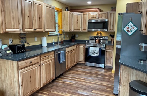 Bear Creek Cabin | Resurrection Peaks Lodge open May of 2025! Perfect for large groups.