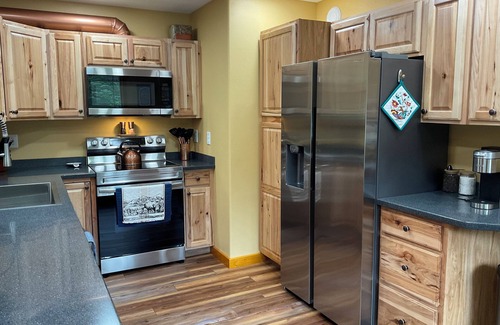 Bear Creek Cabin | Resurrection Peaks Lodge open May of 2025! Perfect for large groups.