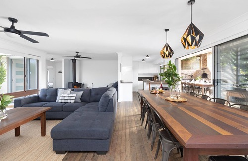 Werri Beach House | Retreat at Renfrew – Entertainers Delight with Spa, Pizza Oven & Sunset Views