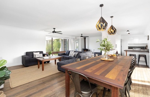 Werri Beach House | Retreat at Renfrew – Entertainers Delight with Spa, Pizza Oven & Sunset Views