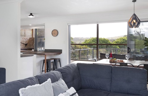Werri Beach House | Retreat at Renfrew – Entertainers Delight with Spa, Pizza Oven & Sunset Views