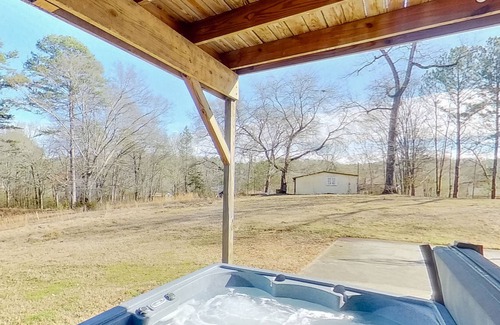 Hixson Cottage | Retreat by the water with a hot tub, washer/dryer, and central air-conditioning
