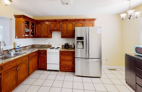 Hixson Cottage | Retreat by the water with a hot tub, washer/dryer, and central air-conditioning