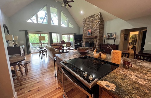 Dillard House | Retreat@Cool 3300’! Sky Valley-Highlands Hub! Hike-Golf-Pool-Tennis-PB! 5 BR-4B!