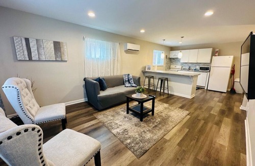 Amberley Village Apartment | Retreat for Modern Travelers -Stylish Apartment