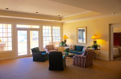 Chapel Hill House | Retreat Lodge on gated Golf Course! - 10 Mins to UNC/Fine Dining/Shops