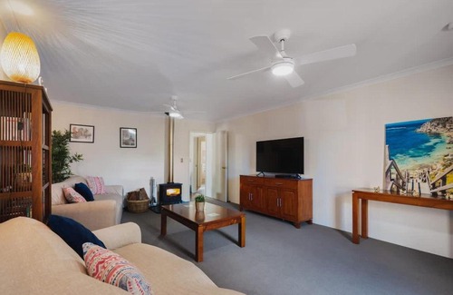 Broadwater House | Retreat on Broadwater, pet friendly
