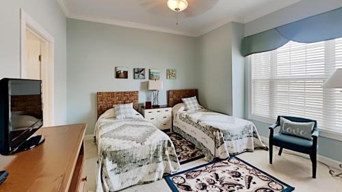 Pawleys Island Villa | Retreat to Coastal Elegance: Golf and Beach Access