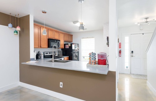 North Charleston House | Retreat Townhome in N. Charleston - 2 Suites/ 15min Airport/25min Downtown