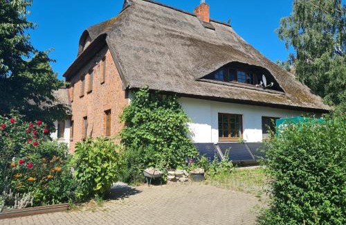 Hof Redentin Apartment | Retreat with Garden & Family Amenities, cleaning included