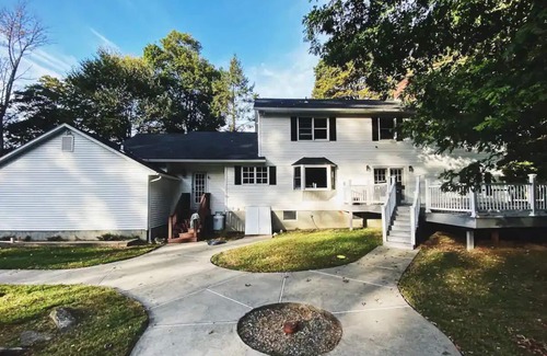Warwick House | Retreat with Hot Tub, 10 Min to Skiing, Fireplace and Firepit!
