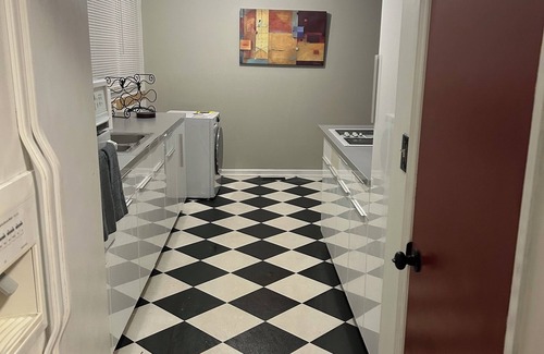 Greensboro House | Retro 3-Bedroom Retreat: WiFi, AC in Peaceful Greensboro Close to Major Venues