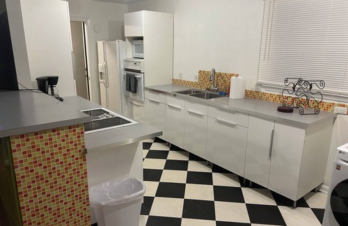 Greensboro House | Retro 3-Bedroom Retreat: WiFi, AC in Peaceful Greensboro Close to Major Venues