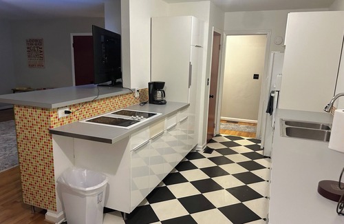 Greensboro House | Retro 3-Bedroom Retreat: WiFi, AC in Peaceful Greensboro Close to Major Venues