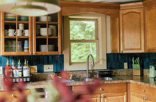 Waterbury House | Retro 70's Throwback Chalet-Sleeps 12-Game Room-Fire Pit-Bunk Room-Hot Tub-Sauna