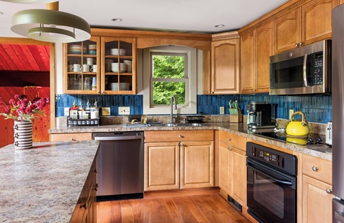 Waterbury House | Retro 70's Throwback Chalet-Sleeps 12-Game Room-Fire Pit-Bunk Room-Hot Tub-Sauna