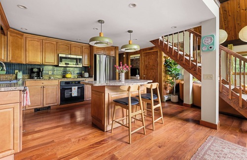 Waterbury House | Retro 70's Throwback Chalet-Sleeps 12-Game Room-Fire Pit-Bunk Room-Hot Tub-Sauna