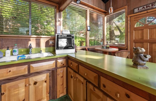 Upper Moonridge House | Retro Bear Haus Spa Fully Fenced