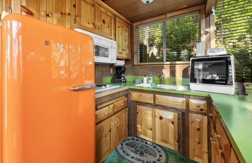 Upper Moonridge House | Retro Bear Haus Spa Fully Fenced