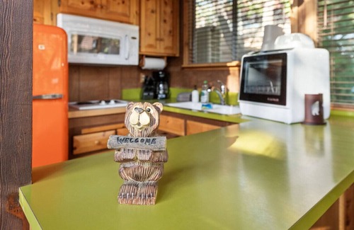 Upper Moonridge House | Retro Bear Haus Spa Fully Fenced