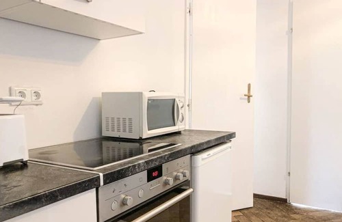 Wahring Apartment | Retro Charm Budget 1BR Apartment near AKH Hospital