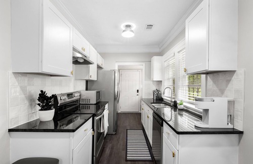 Peoplestown House | Retro Chic 3-Bdrm Bungalow Walkable to Summerhill