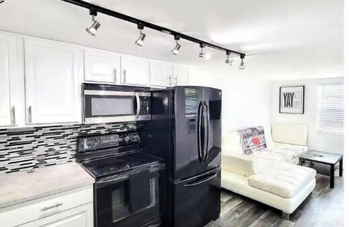 Wilton Manors Cottage | Retro Cottage - Short Walk to Wilton Dr. ,WIFI, Free Parking