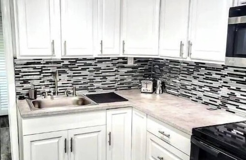 Wilton Manors Cottage | Retro Cottage - Short Walk to Wilton Dr. ,WIFI, Free Parking