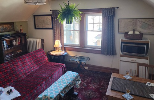 Bethlehem Apartment | Retro-Cozy Art Studio