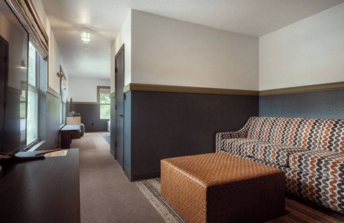 Branson Hotel | Retro Creekside Getaway Just Minutes from Table Rock Lake & Nature Trails