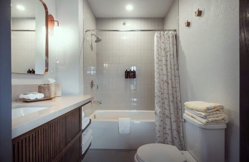 Branson Hotel | Retro Creekside Getaway Just Minutes from Table Rock Lake & Nature Trails