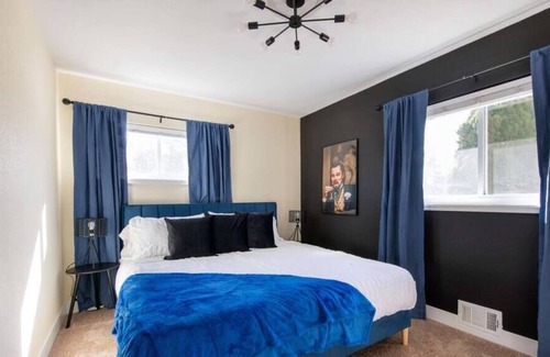 Alta Vista Area House | Retro Denver Retreat W/ Fun Games & Movie Room!
