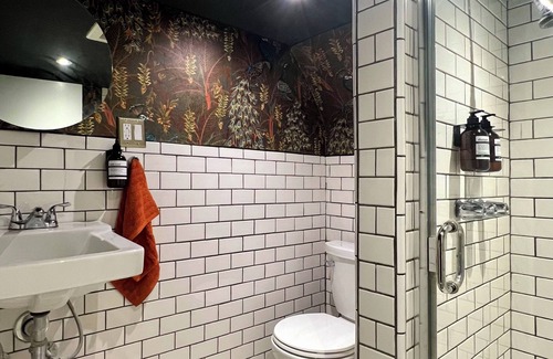Atwater Village House | Retro Design Garden/Hot Tub Hut