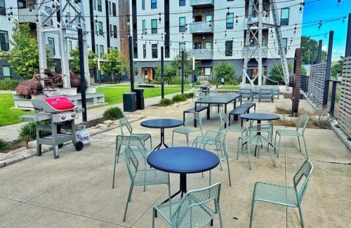Downtown Des Moines Apartment | Retro Elegant Studio (136)