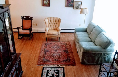 Easton House | Retro Experience close to RT 22 and Easton, Bethlehem, PA & Philipsburg NJ!