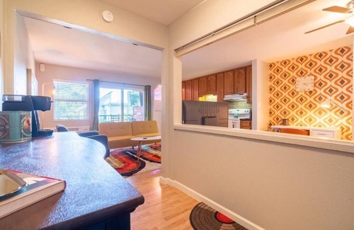 Barton Hills Condo | Retro Gold With a City View! Steps From Zilker