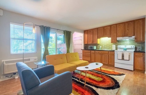 Barton Hills Condo | Retro Gold With a City View! Steps From Zilker