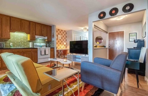 Barton Hills Condo | Retro Gold With a City View! Steps From Zilker