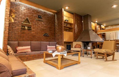 Rafina-Pikermi House | Retro House