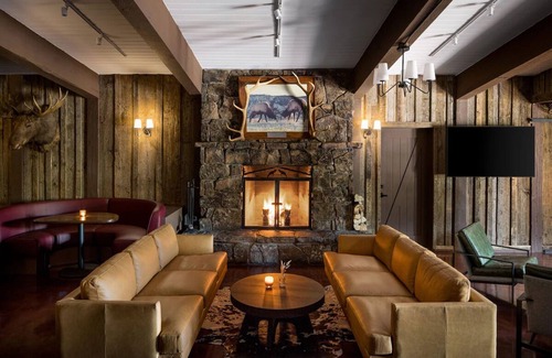 Jackson Hotel | Retro Lodge w/Social Courtyard & Hot Tub – Close to Jackson Hole Adventures